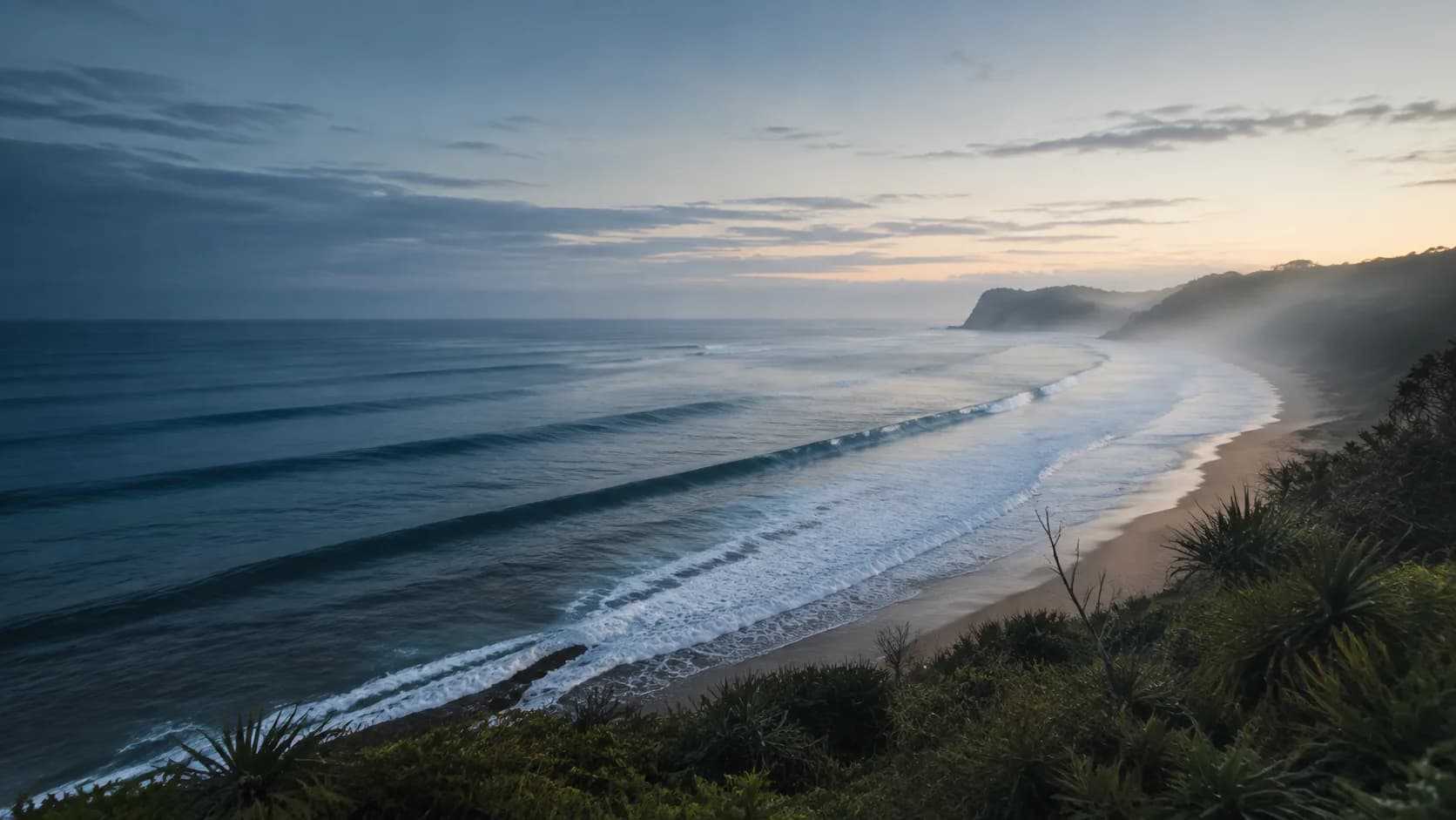 Pesisir Indonesia saat pagi dengan garis swell panjang