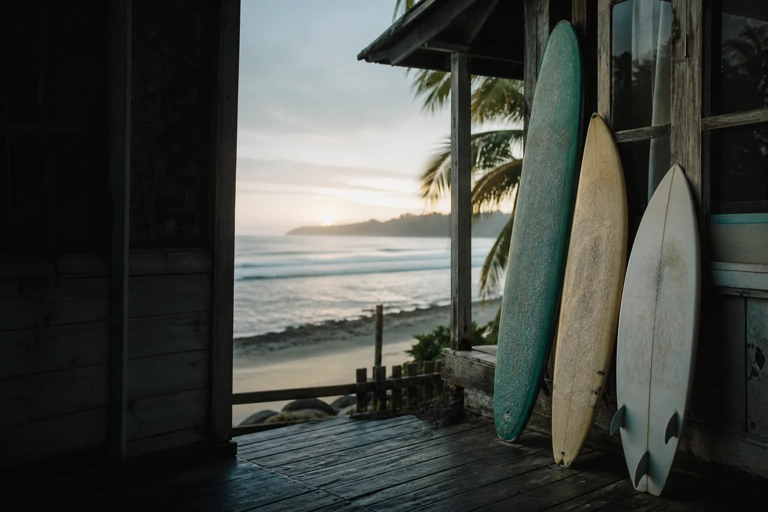 Koleksi papan surf di pesisir Indonesia saat pagi
