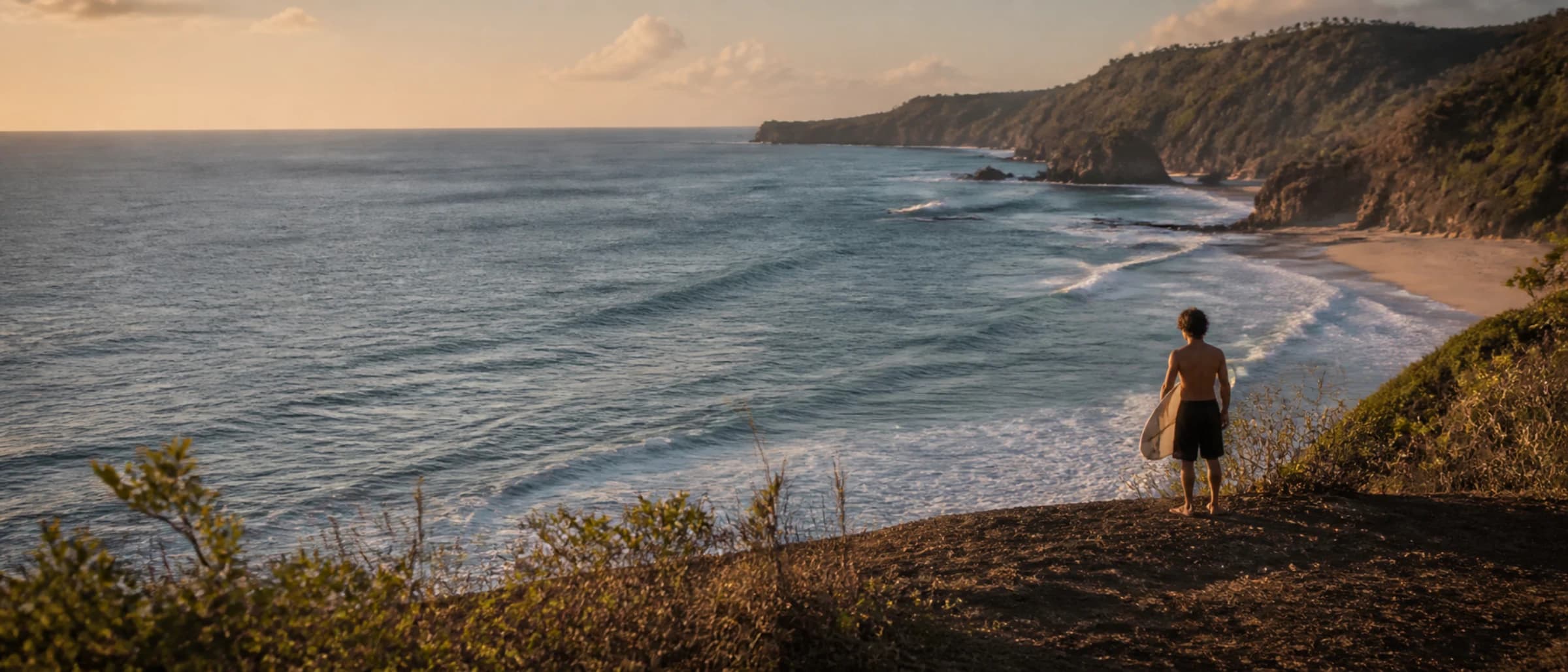 Peselancar berjalan di sepanjang pesisir Indonesia