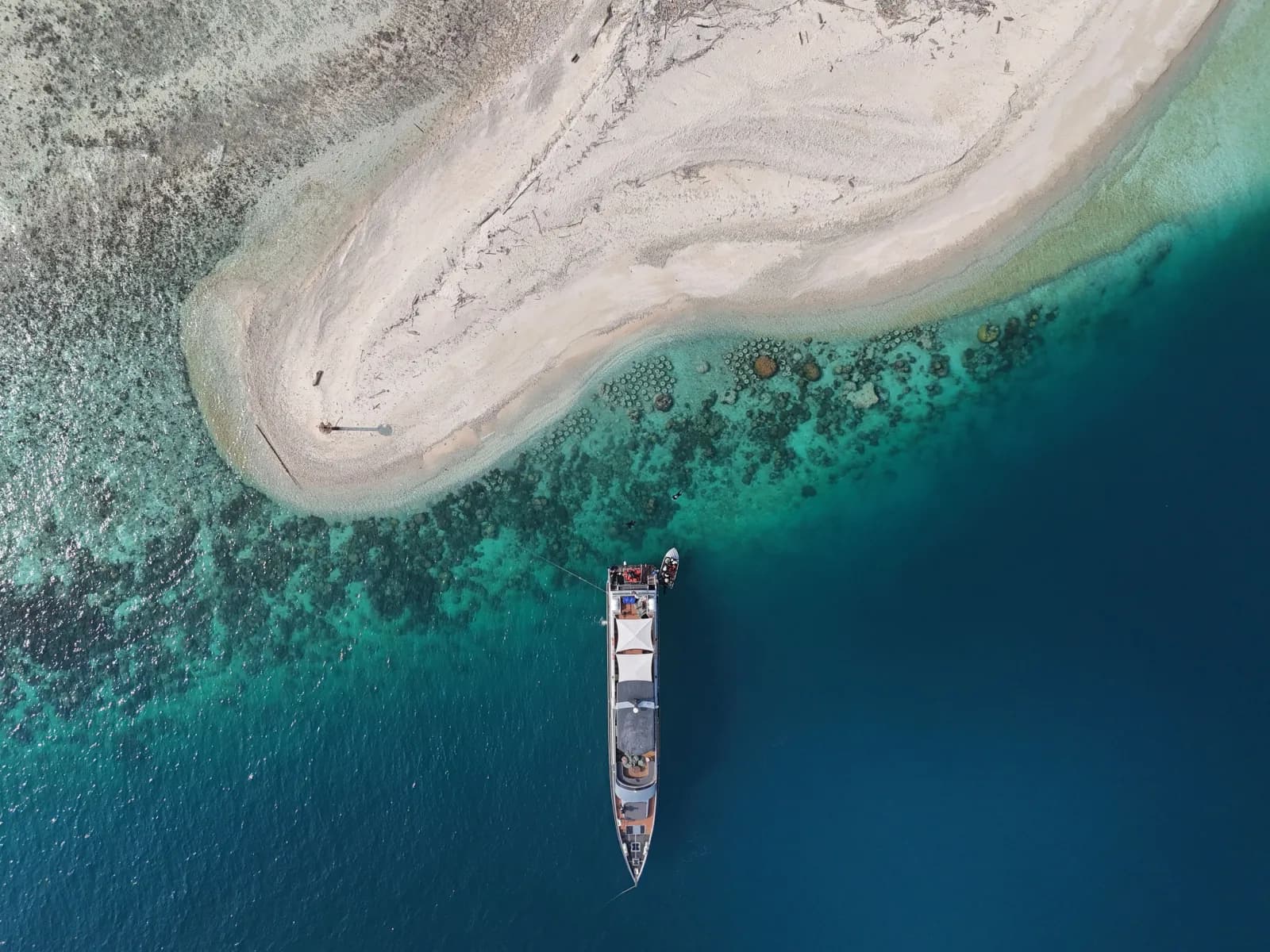 Maluk, Surf Spot di Sumbawa
