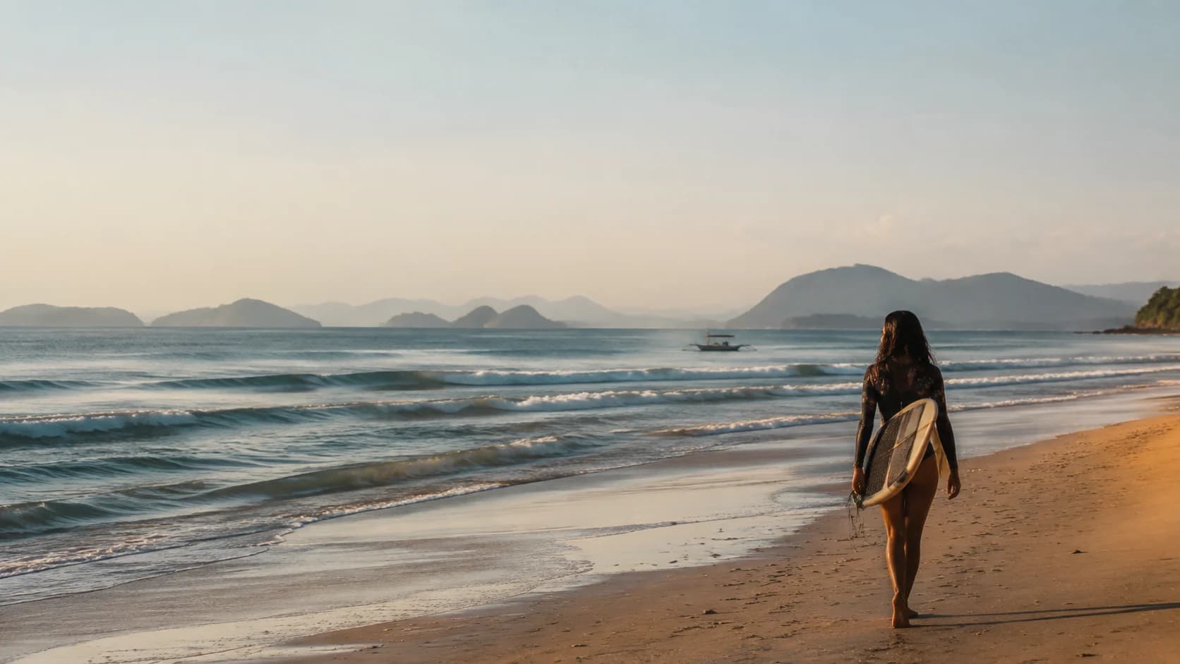 Surfer perempuan di pesisir Indonesia