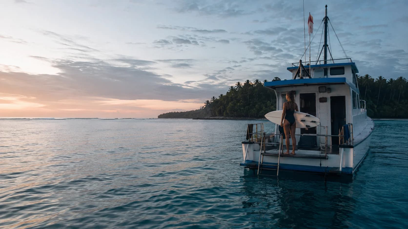 Surfer perempuan di pesisir Indonesia